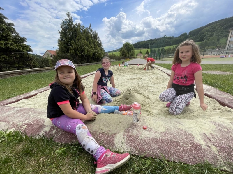 Dětské stavby z písku v družině