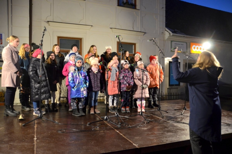 Rozsvícení vánočního stromu na náměstí v Lomnici