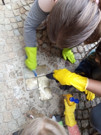 Čištění Stolpersteinů