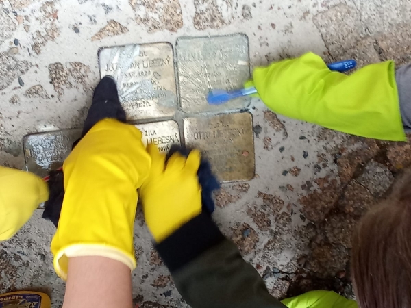Čištění Stolpersteinů