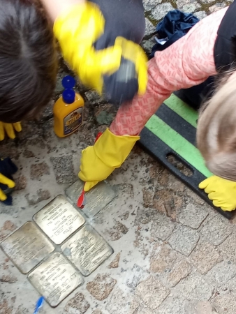 Čištění Stolpersteinů