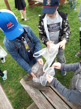 Učíme se venku - AJ - Worm farm 3. B