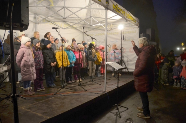 Rozsvícení vánočního stromu v Lomnici