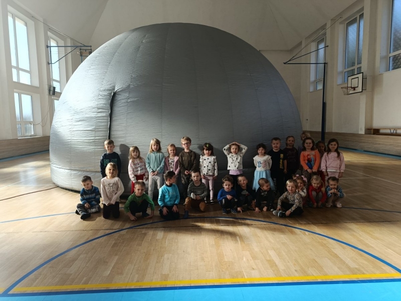 Děti z MŠ navštívily mobilní planetárium