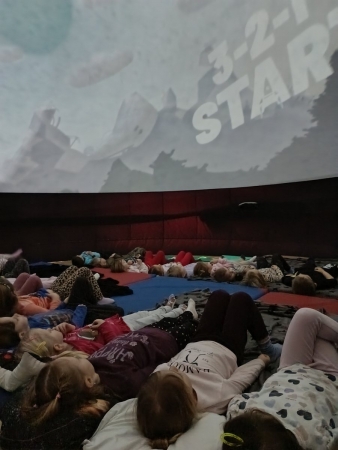 Děti z MŠ navštívily mobilní planetárium