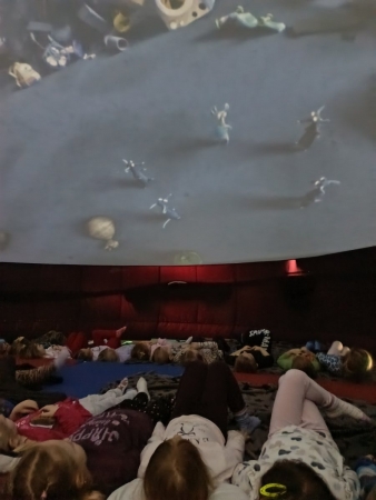 Děti z MŠ navštívily mobilní planetárium