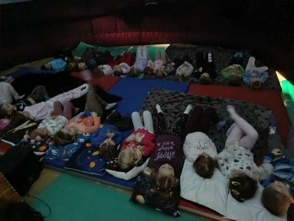 Děti z MŠ navštívily mobilní planetárium