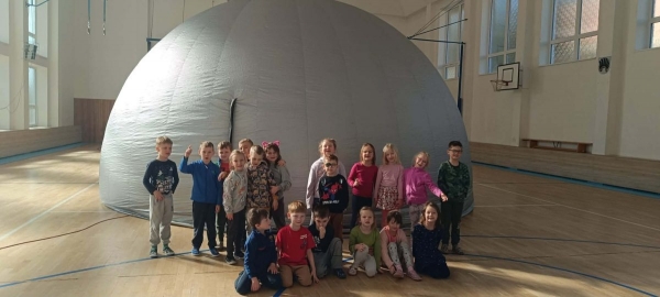 Děti z MŠ navštívily mobilní planetárium