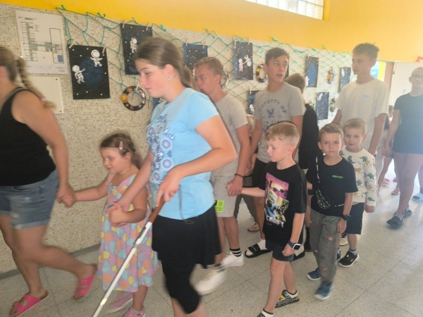 Deváťáci provedli prvňáčky školou