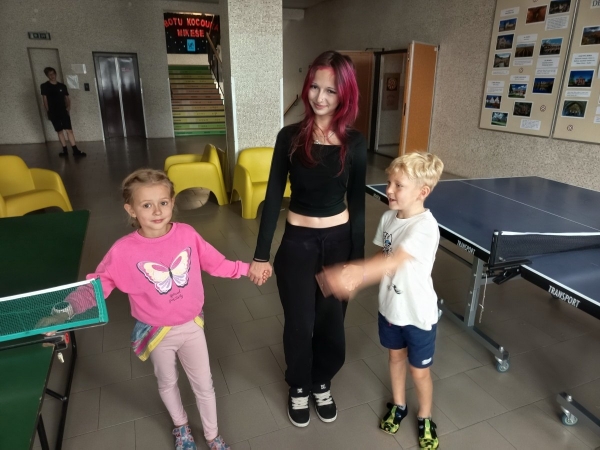Deváťáci provedli prvňáčky školou
